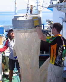 Fig. 1. Val Borja (white shirt) and Nick Loomis, MIT graduate student,
get ready to lift the bongo nets